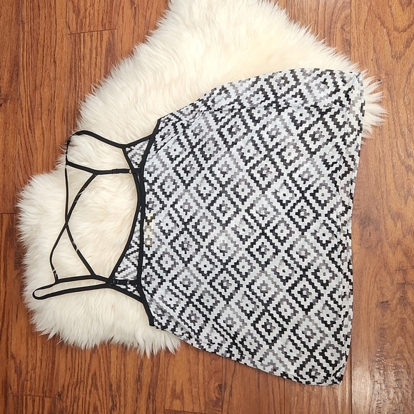 Vera Wang Geometric Crossback Tank Top - Picture 4 of 4